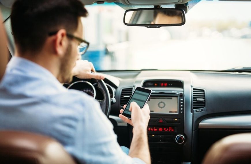 Uno de cada cinco conductores jóvenes usa el celular al volante en Lima, según el MTC