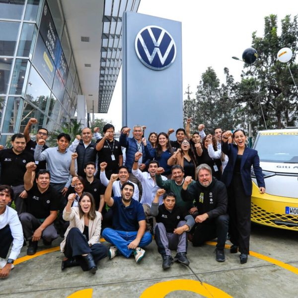 El legendario Bus de Volkswagen cumple 75 años y la travesía que lo celebra hizo escala en Lima