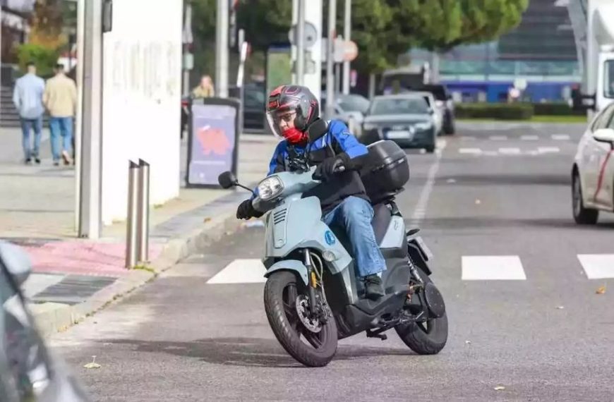 ¿Cuándo una moto o scooter eléctrico debe tener placa y SOAT en Perú?