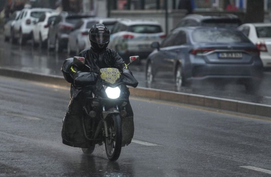 Alerta motociclistas: cómo conducir con seguridad bajo la lluvia y evitar accidentes