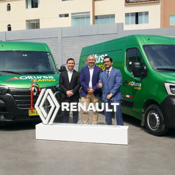 Derco Center fortalece su alianza con Oltursa con la entrega de una nueva flota de vehículos Renault