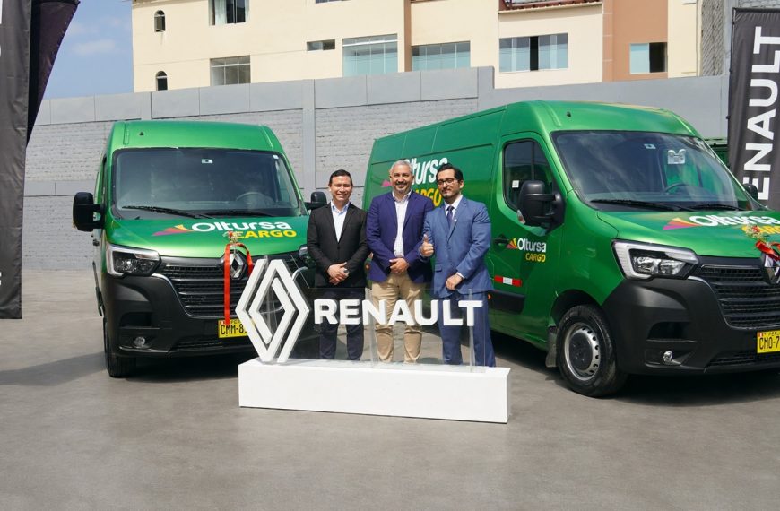 Derco Center fortalece su alianza con Oltursa con la entrega de una nueva flota de vehículos Renault
