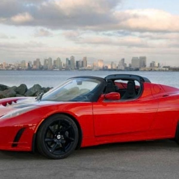 Tesla Roadster retrasa su presentación: ¿realmente podrá volar el deportivo eléctrico?