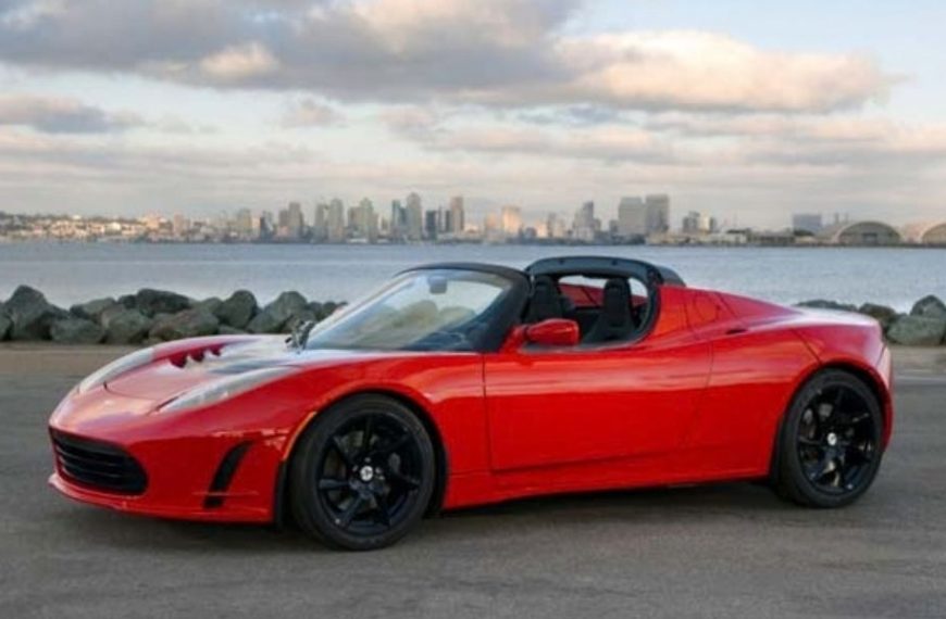 Tesla Roadster retrasa su presentación: ¿realmente podrá volar el deportivo eléctrico?