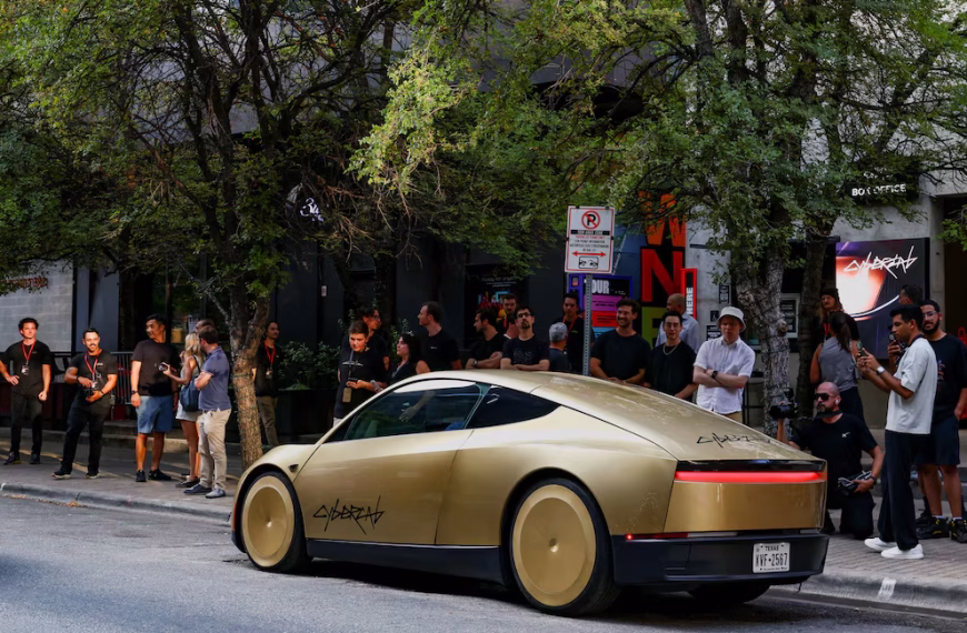 Tesla enfrenta dudas regulatorias por su robotaxi sin volante ni pedales y sus acciones caen