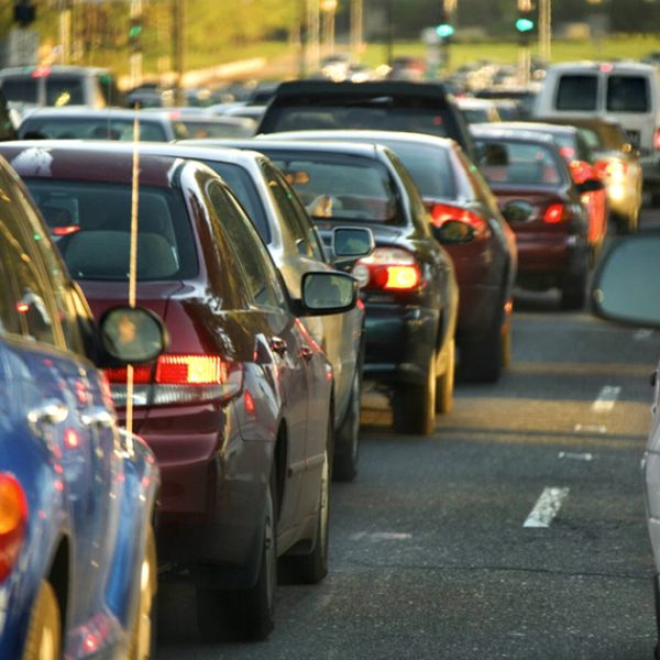 ¿Qué debe tener un auto para enfrentar el tráfico diario sin gastar de más?