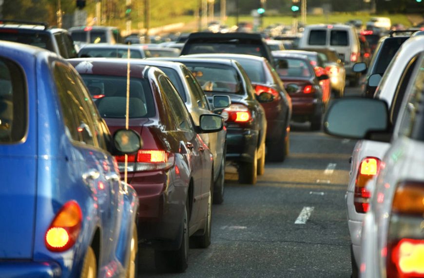 ¿Qué debe tener un auto para enfrentar el tráfico diario sin gastar de más?